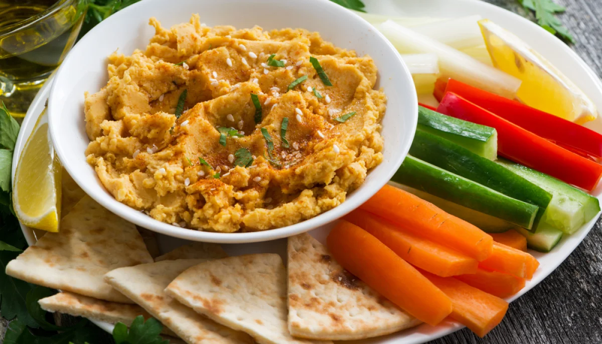 Houmous maison et crudités apéro