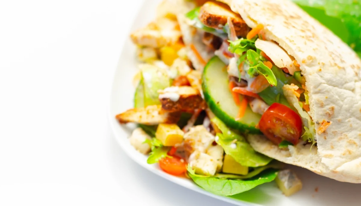 Pain pita poulet citron grillé