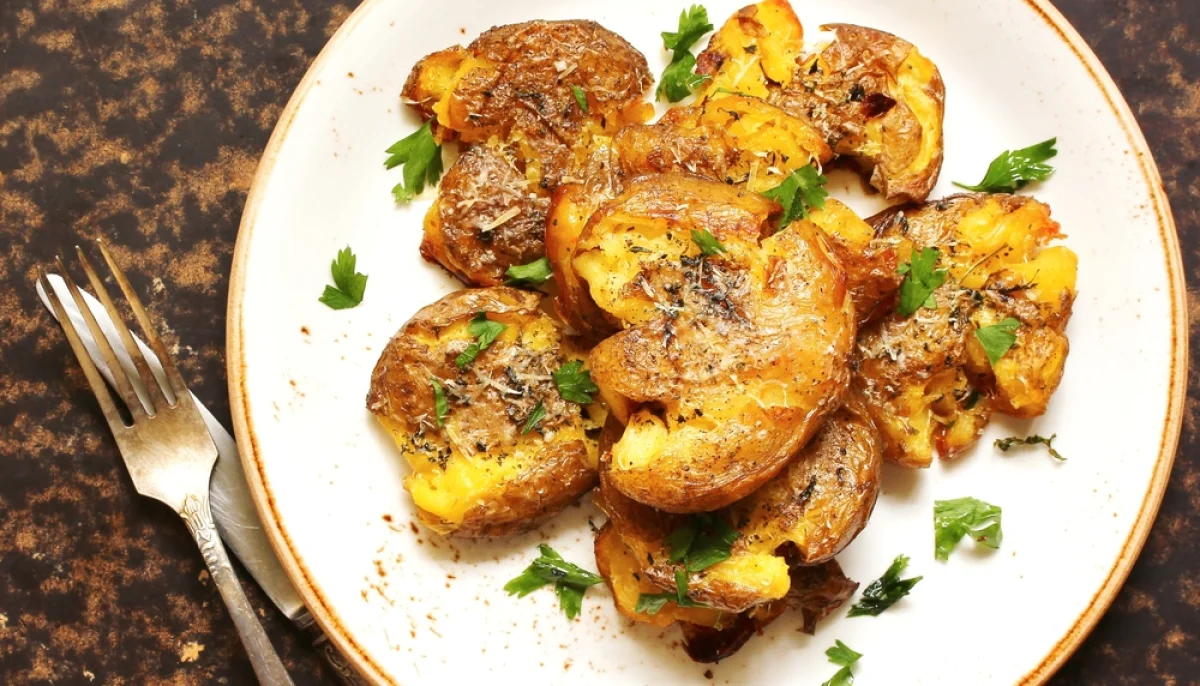 Pommes de terre grenaille écrasées au four