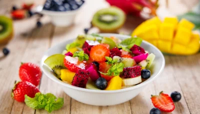 Salade de fruits frais maison au citron et menthe