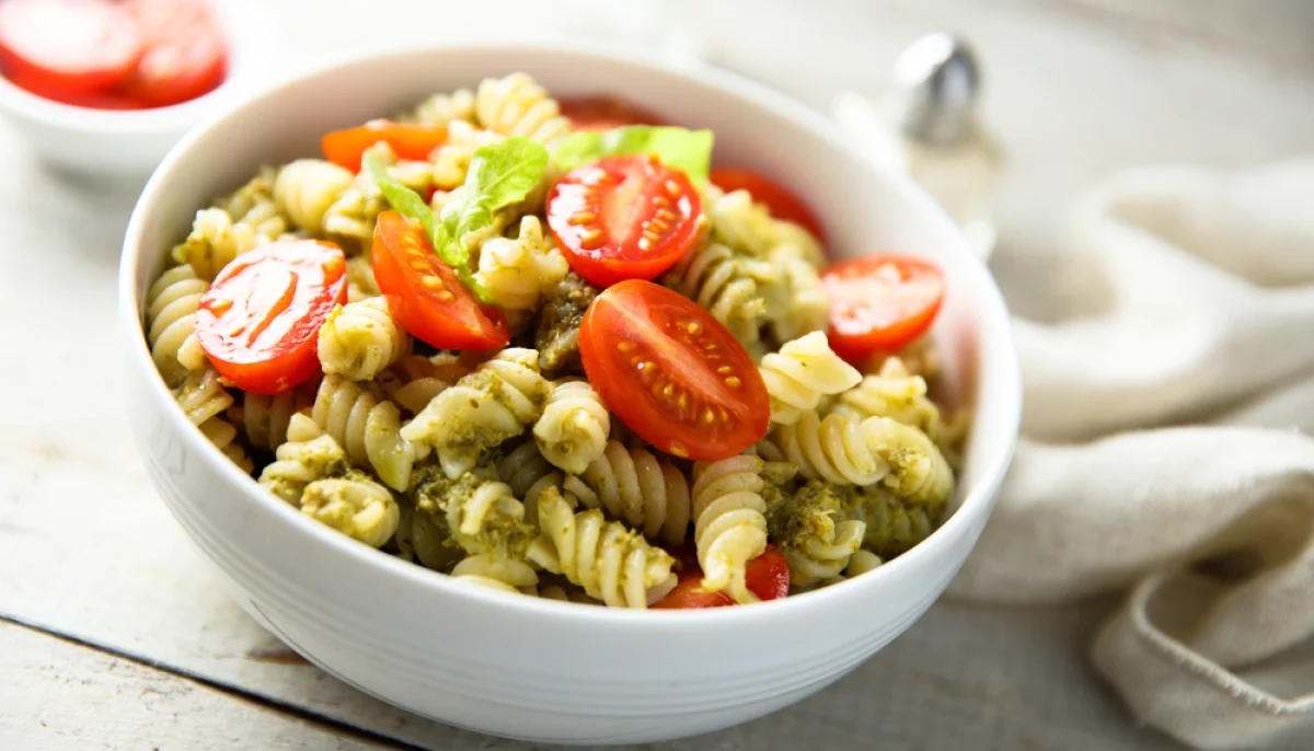 Salade de pâtes au pesto et tomates fraîches