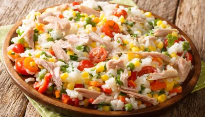 Salade de riz complète au thon, œuf et crudités