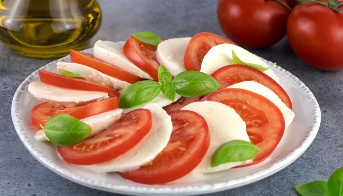 Salade tomate mozzarella basilic façon italienne