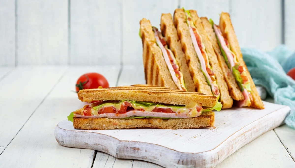 Sandwich club poulet avocat tomate