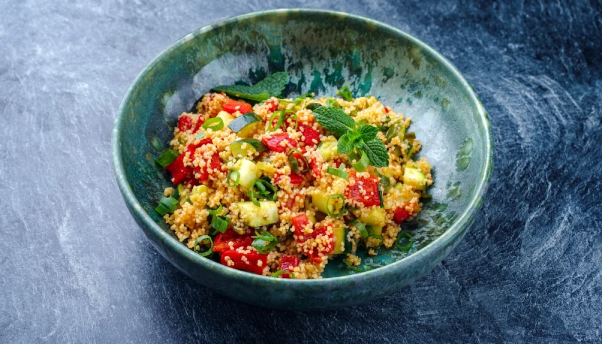 Semoule chaude aux légumes d’été