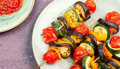 Brochettes de légumes barbecue ail et herbes