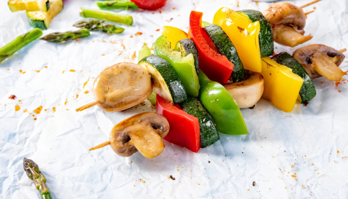 Brochettes de légumes marinés barbecue