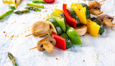 Brochettes de légumes marinés barbecue