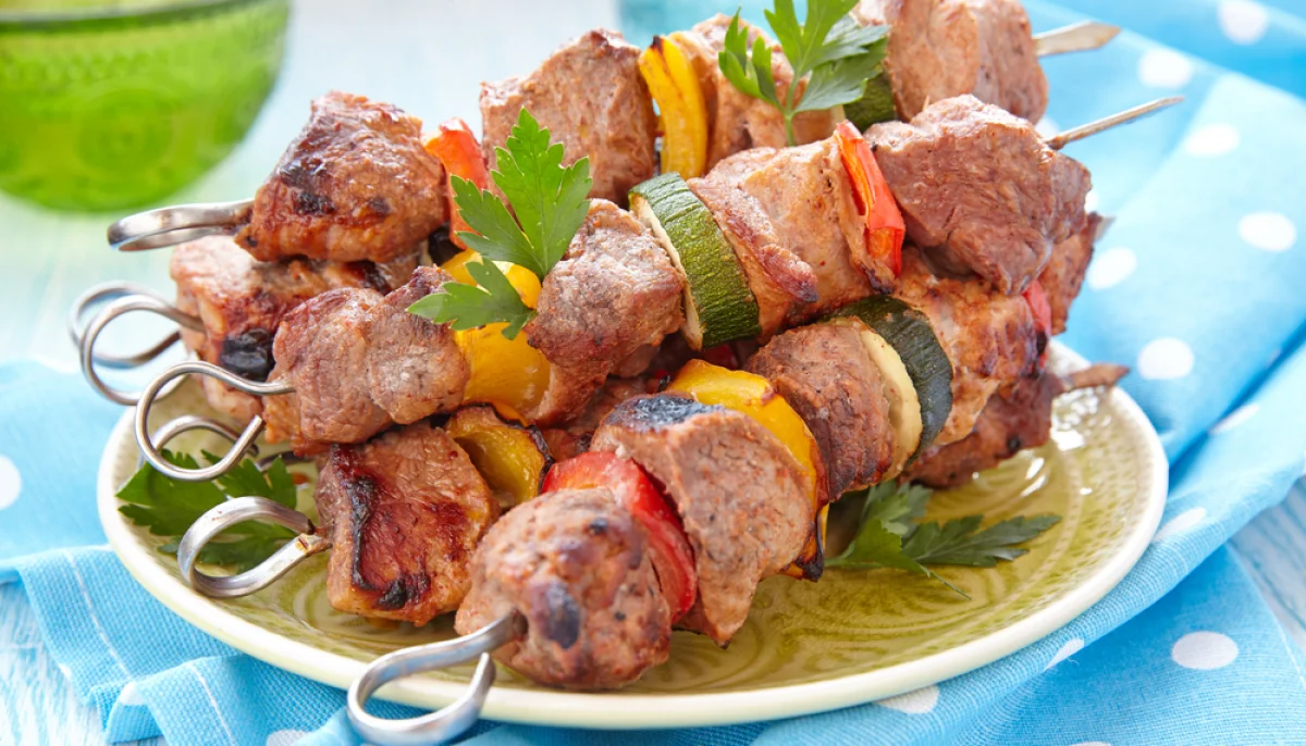 Brochettes de saucisses et poivrons barbecue