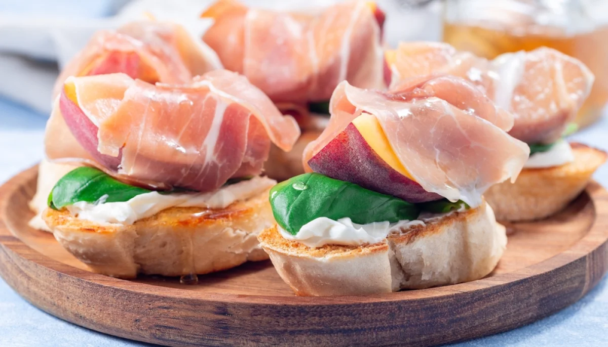 Bruschettas pêche jambon cru