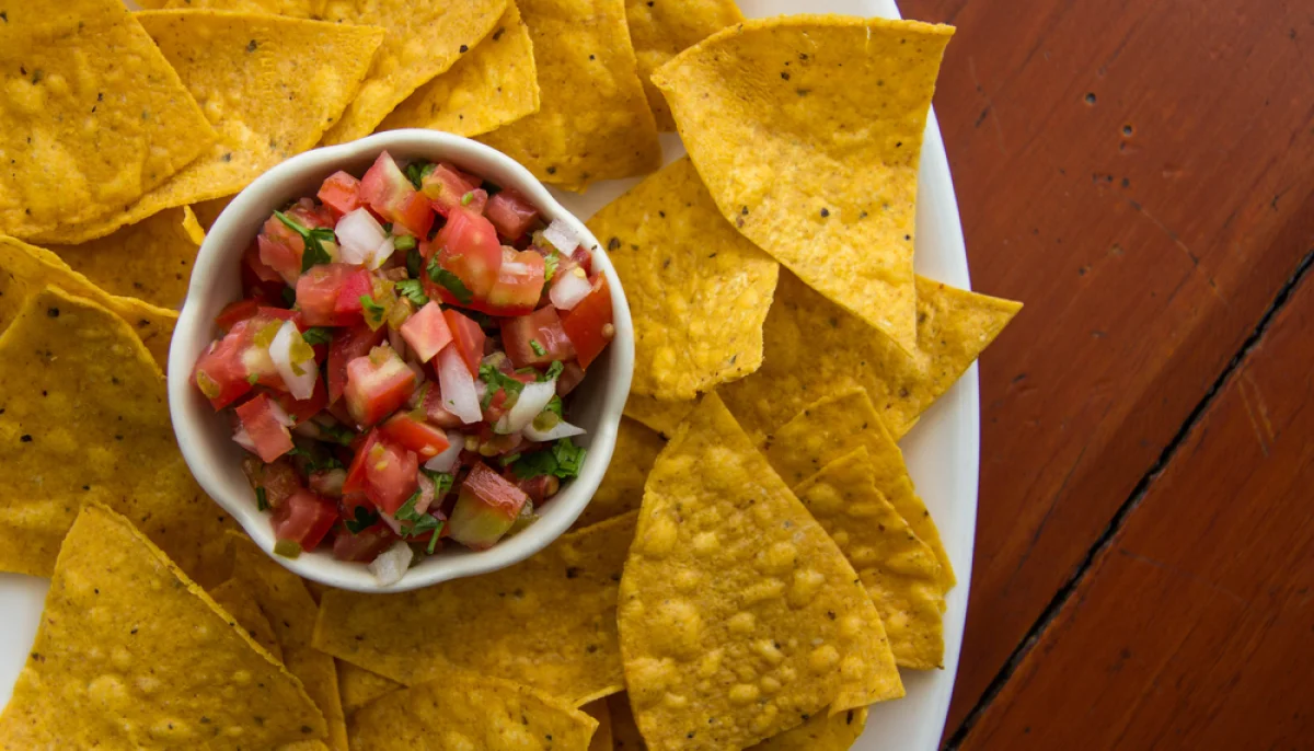 Chips de tortillas maison avec salsa tomate