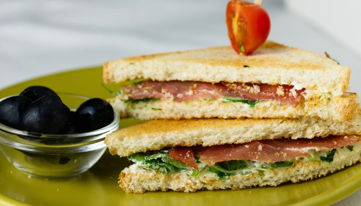 Club sandwich mozzarella, pesto, jambon cru