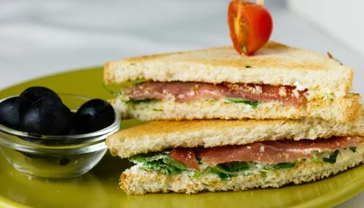 Club sandwich mozzarella, pesto, jambon cru