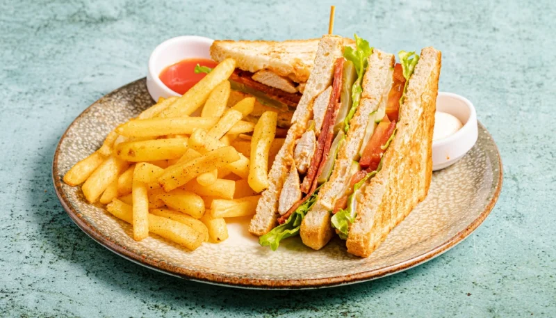 Club sandwich poulet bacon tomate