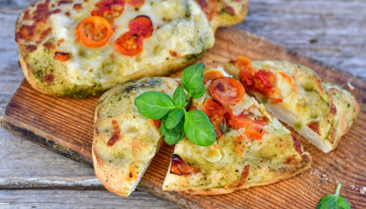 Focaccia mozzarella pesto