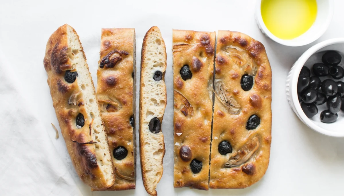 Focaccia olives noires et oignons rouges