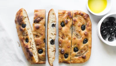 Focaccia olives noires et oignons rouges