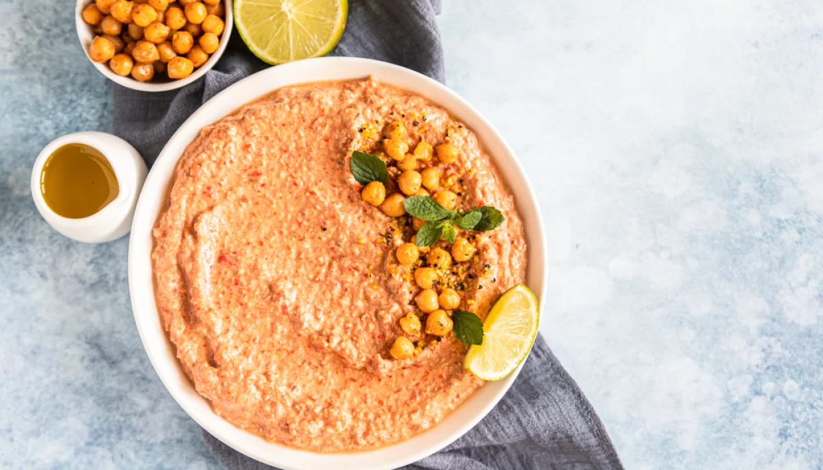 Houmous tomates séchées et pain grillé