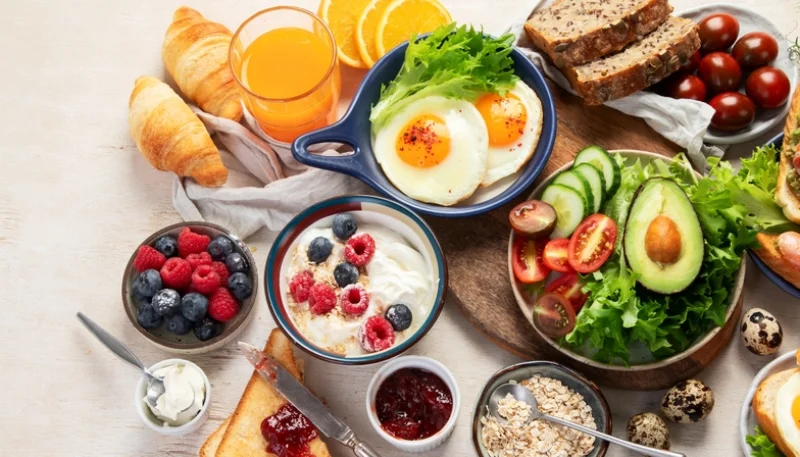 🥐 Petits-déjeuners salés : 6 idées rapides pour changer des tartines sans se lever plus tôt