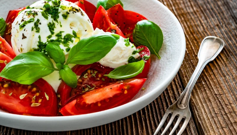 Salade de tomates anciennes et burrata