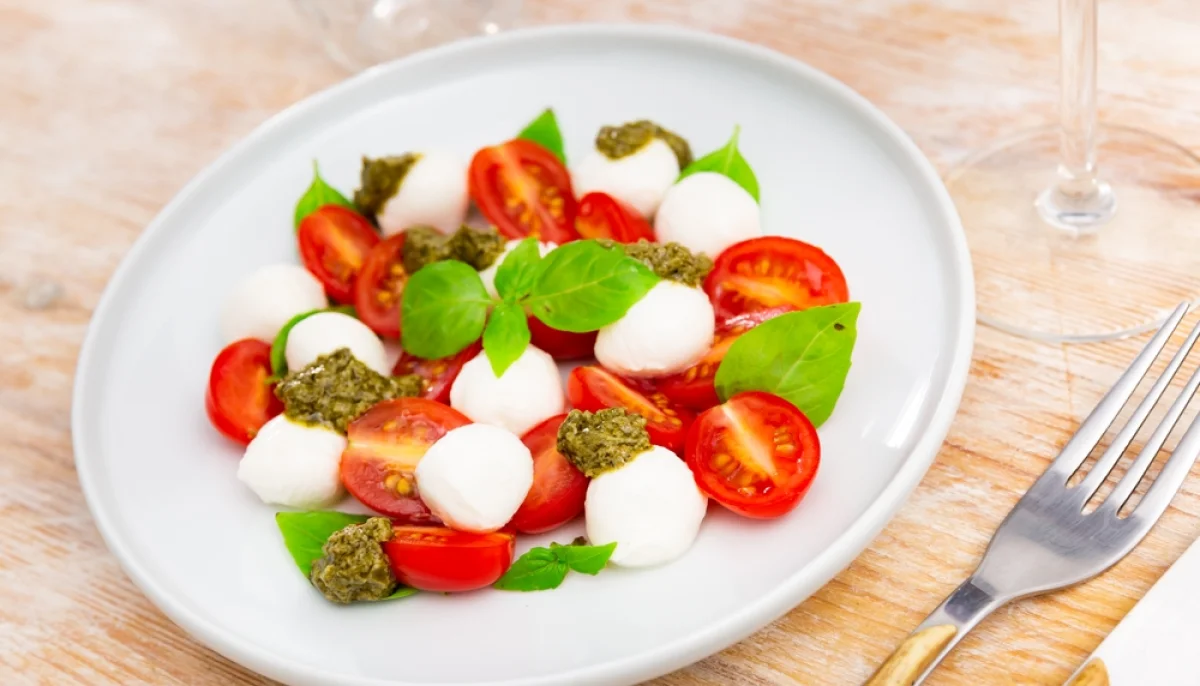 Salade de tomates cerises mozzarella pesto