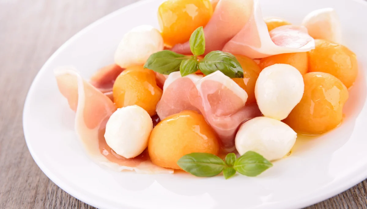 Salade melon jambon cru et mozzarella