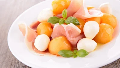 Salade melon jambon cru et mozzarella