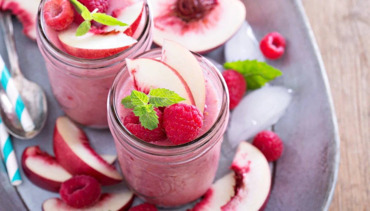 Smoothie pêche framboise glacé