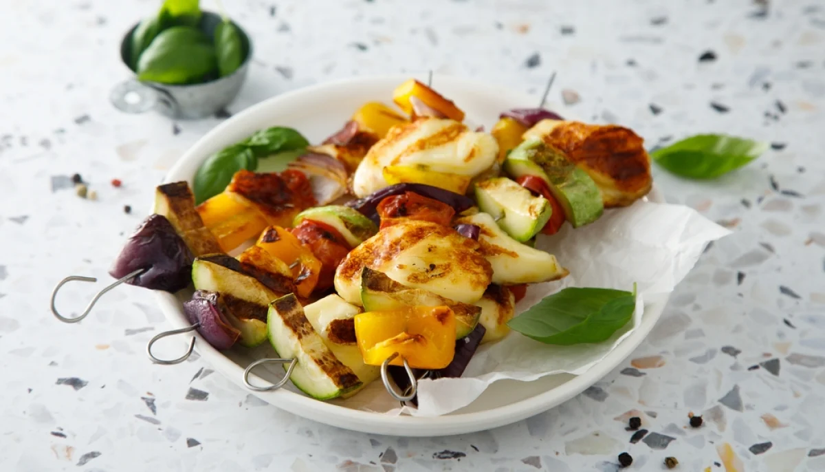Brochettes de légumes et halloumi grillé