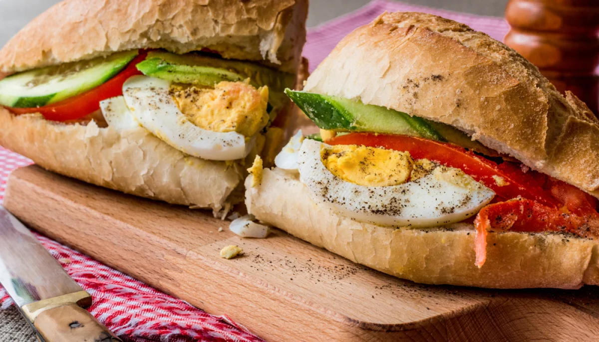 Pan bagnat végétarien aux crudités