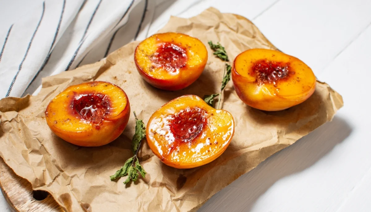 Pêches rôties au miel et amandes