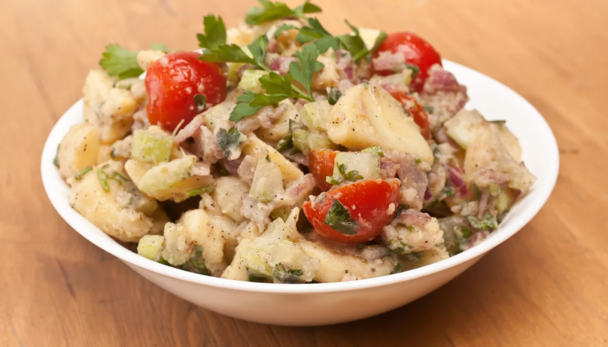 Salade de pommes de terre, maquereau et tomates