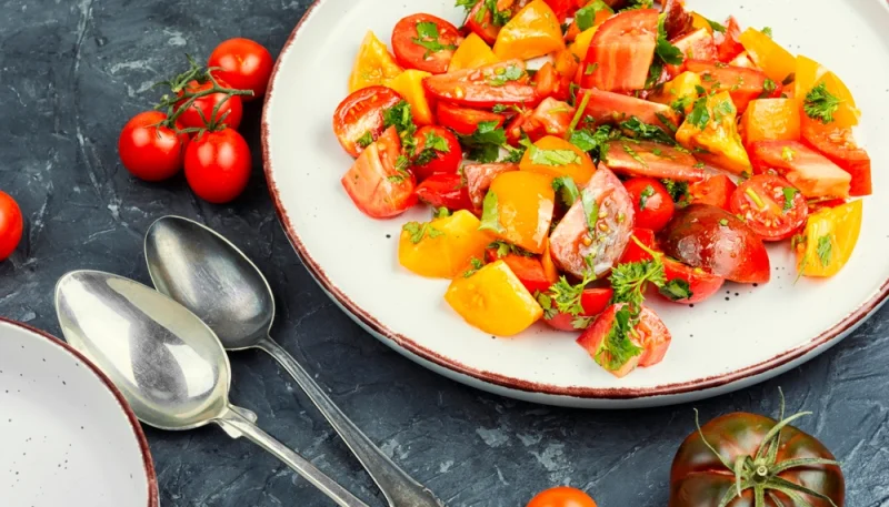 Salade de tomates multicolores au basilic