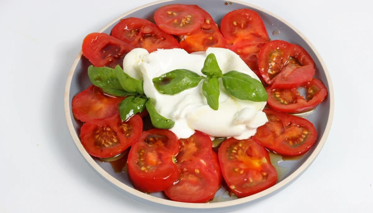 Salade de tomates anciennes et burrata