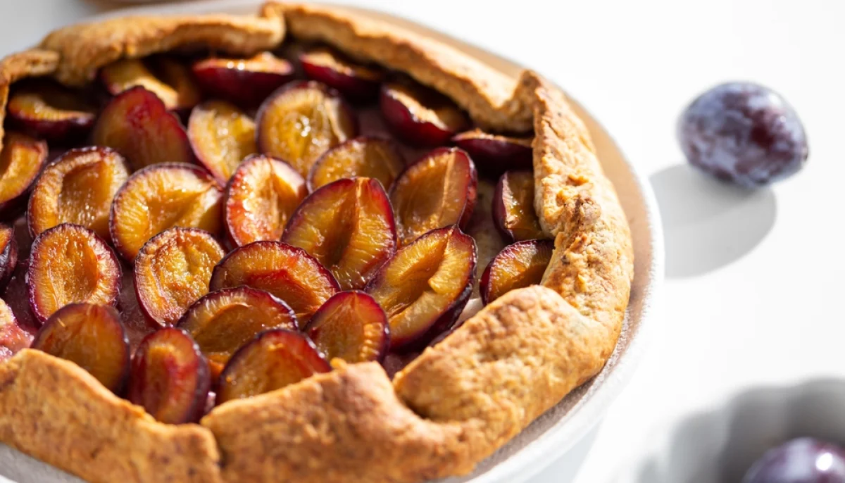 Tarte aux prunes rustique