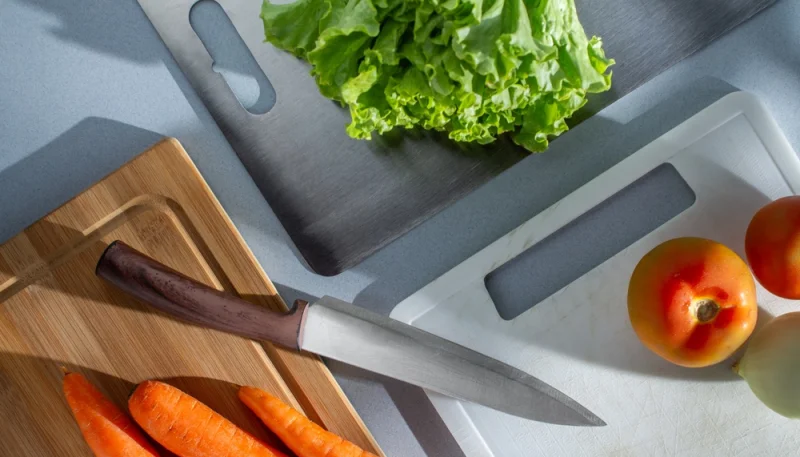 🔪 Planche à découper : bois ou plastique, laquelle choisir ?