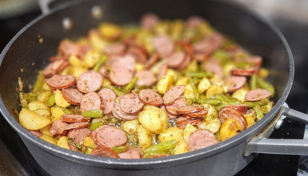 Poêlée de haricots, pommes de terre et saucisse