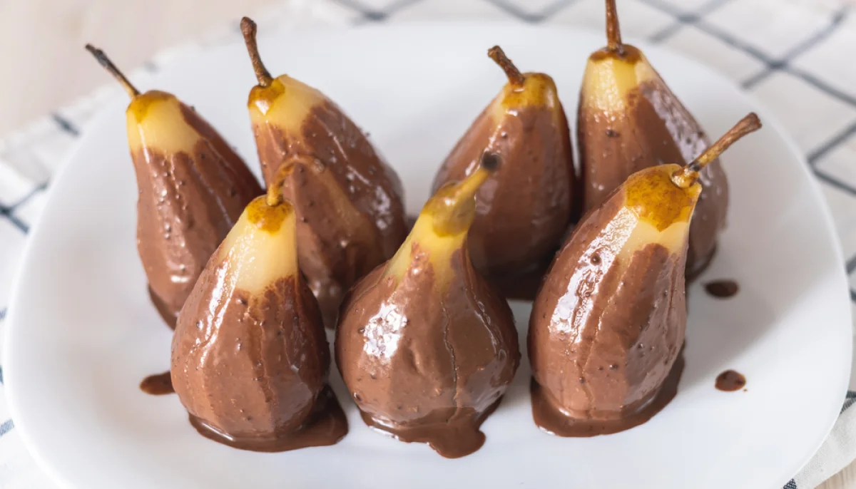 Poires pochées au cacao sans sucre ajouté