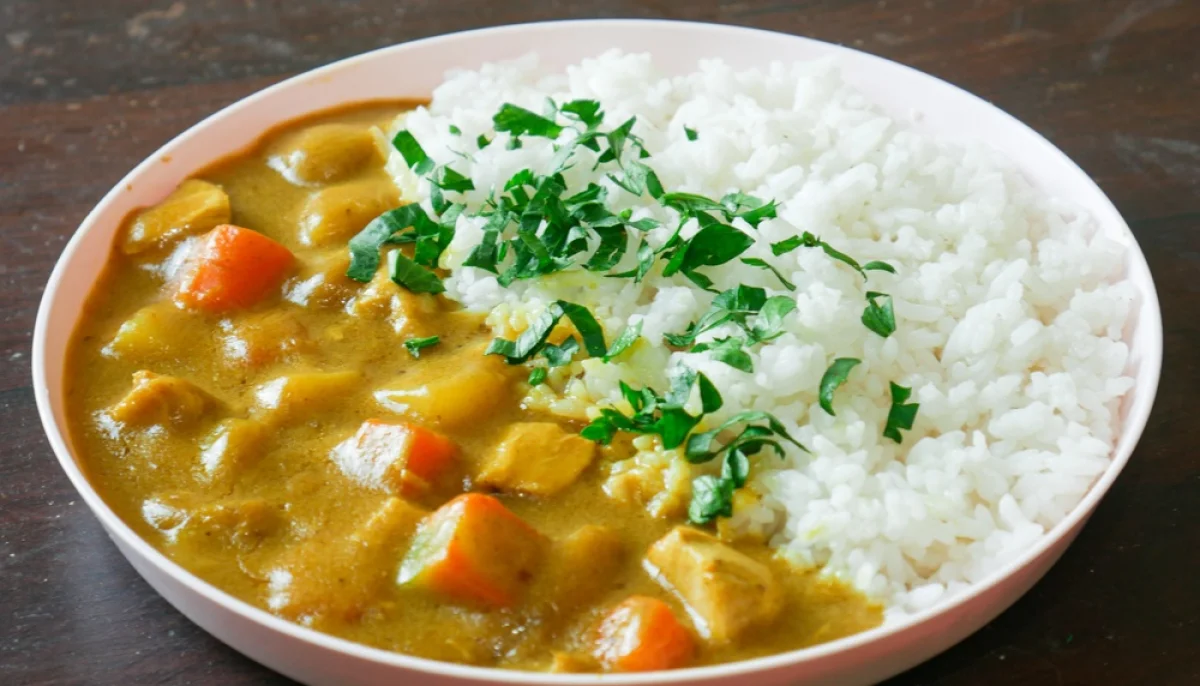 Riz crémeux au poulet, carottes et curry
