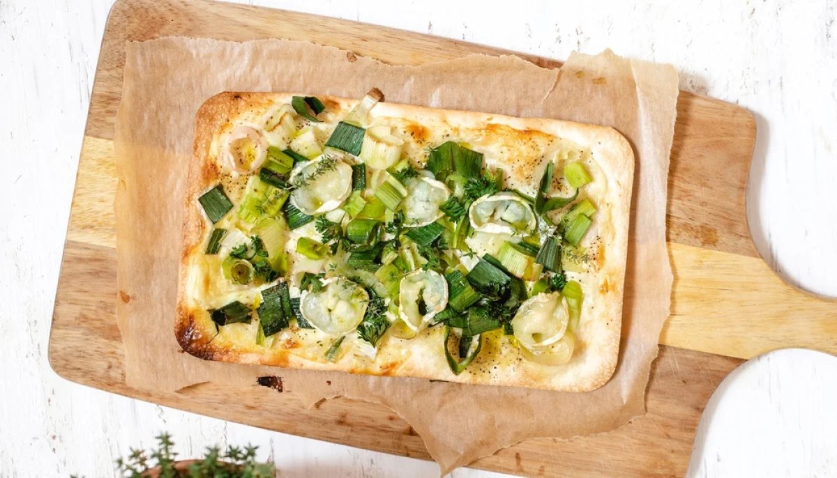 Flammekueche aux poireaux, chèvre et noix