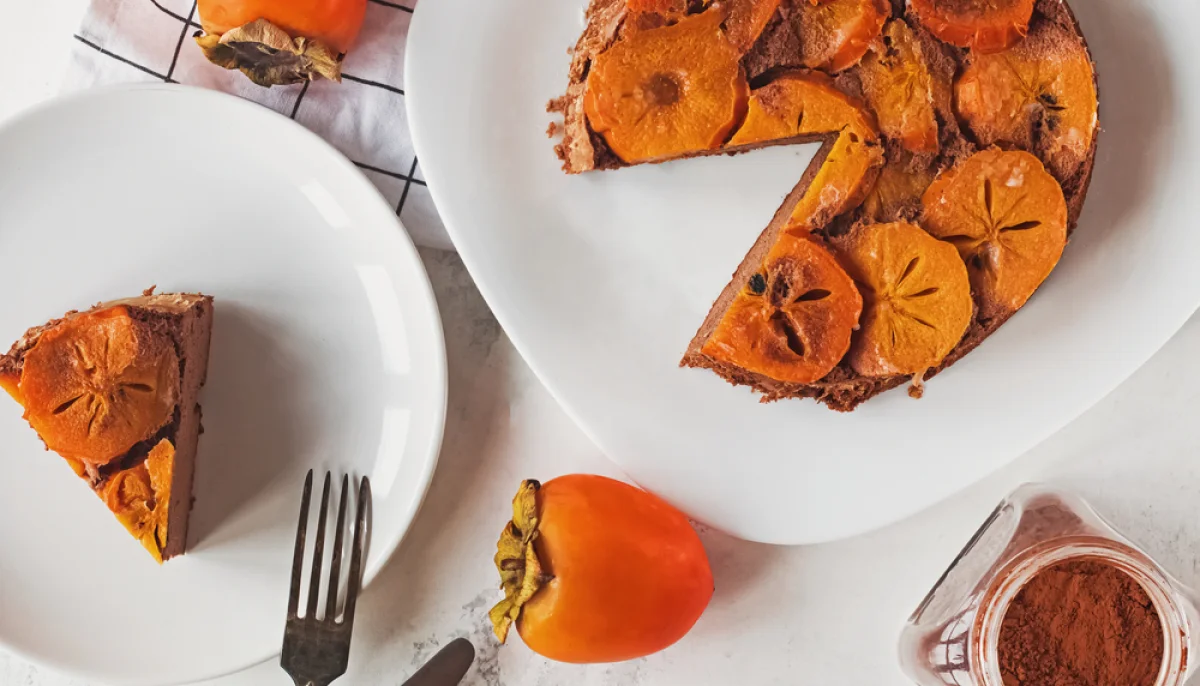 Gâteau renversé au kaki et aux noix