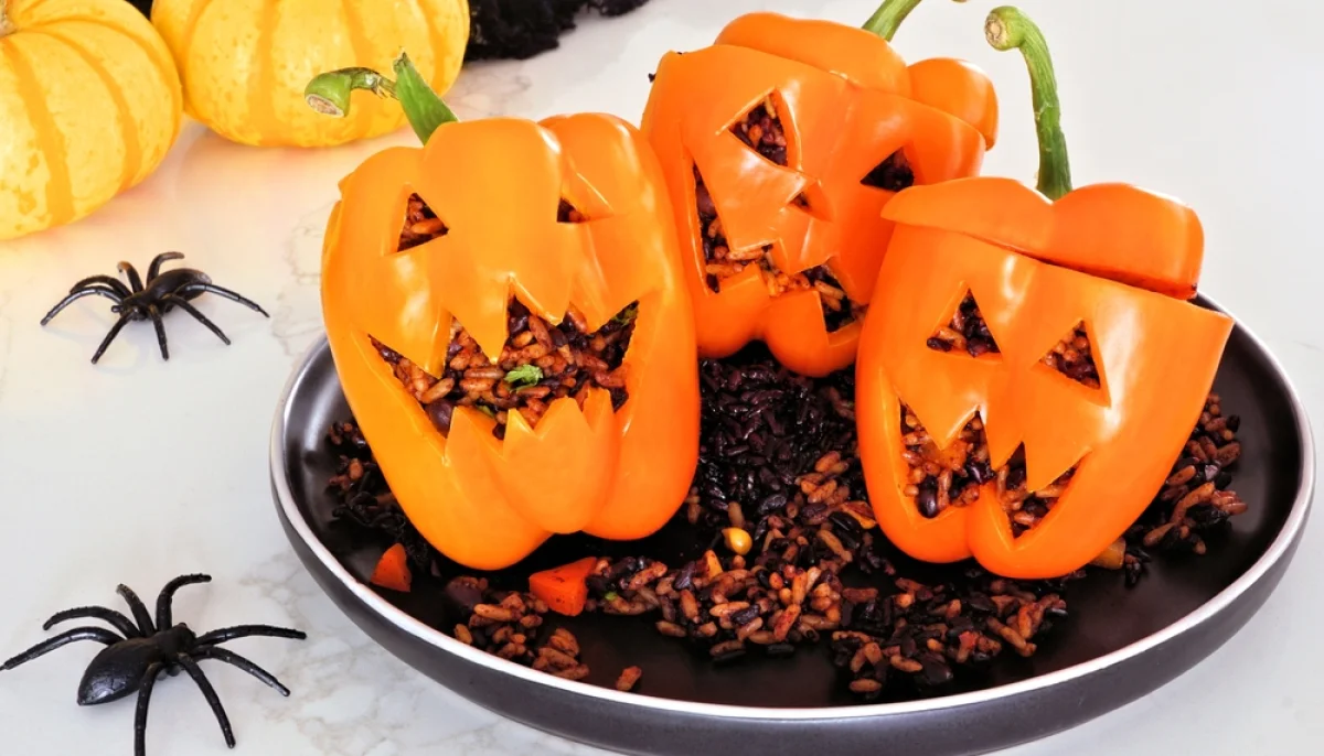 Poivrons orange farcis façon jack-o’-lantern